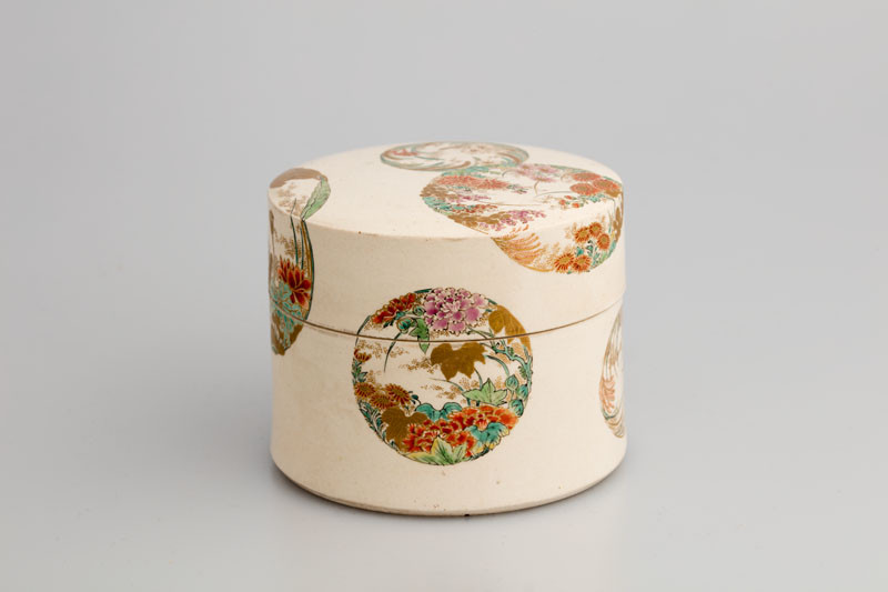 Anonymous artist - Powdered tea box decorated with round floral medallions