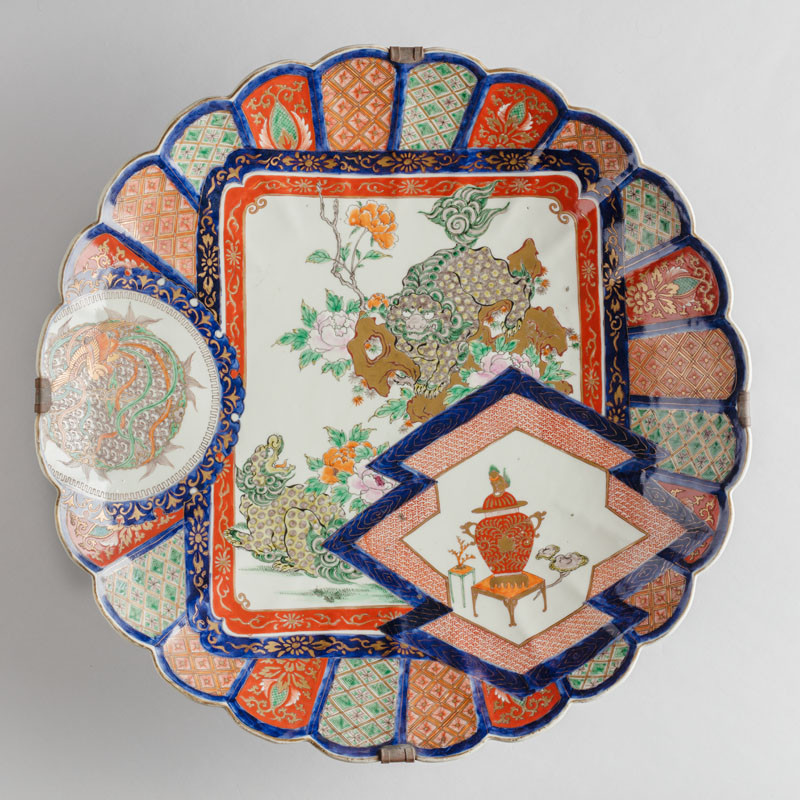 Anonymous artist - Giant dish in the shape of a chrysanthemum decorated with two lions