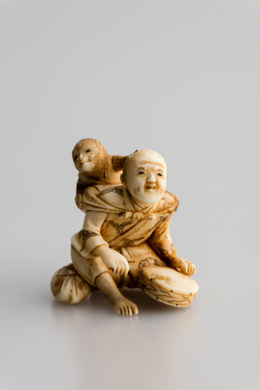 Anonymous artist - Entertainer with a monkey – netsuke