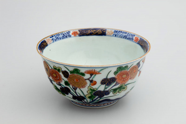 Anonym - Jídelní miska s víčkem zdobená květinovým motivem 