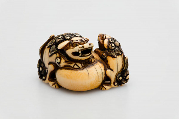 Anonymous artist - Karashishi lion with a pearl and a cub – netsuke 