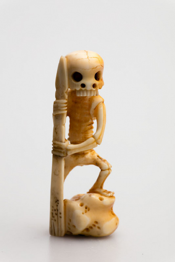 Anonymous artist - Skeleton with a ritual dagger – netsuke 
