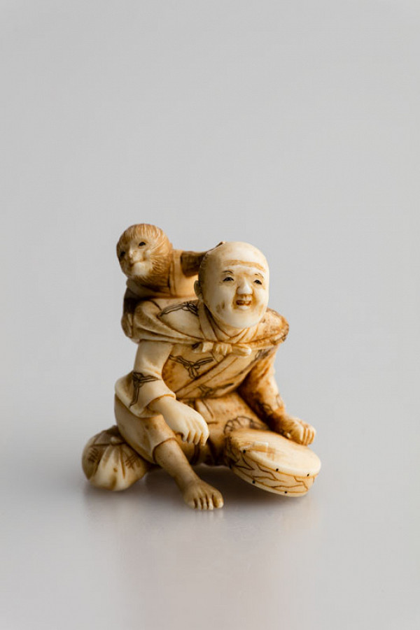 Anonymous artist - Entertainer with a monkey – netsuke 