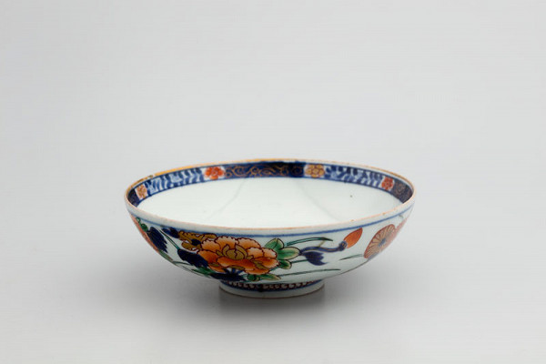 Anonymous artist - Lidded bowl decorated with floral motifs 