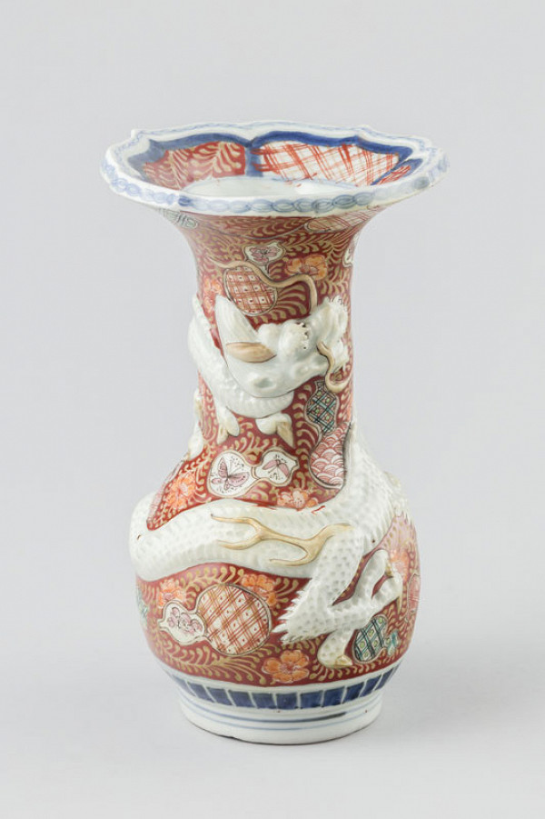 Zōshuntei Sanpo - Vase decorated with coiling white dragon 