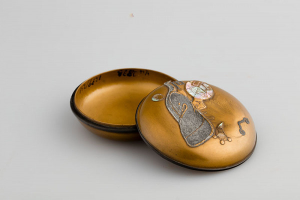 Anonymous artist - Round incense box decorated with an accoutrement motif 