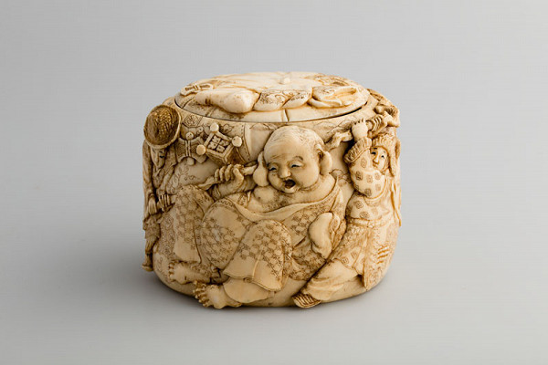 Yoshihiro - Box with lid decorated with moulded design 