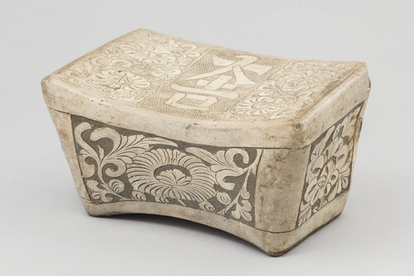 Anonymous - Headrest with motif of chrysanthemums 