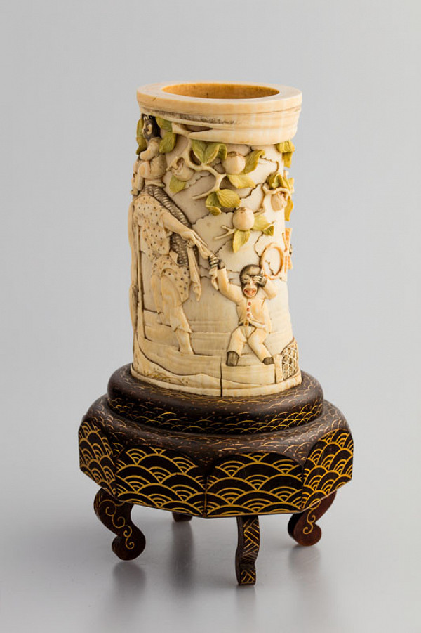 Anonymous artist - Ware for brushes decorated with a juggler and five monkeys 