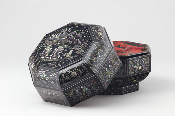 Anonymous - Octagonal box with Chinese motifs 