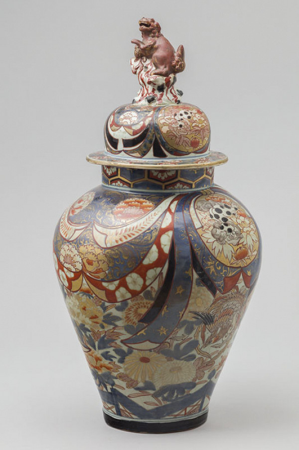 Anonymous artist - Lidded jar decorated with phoenixes, chrysanthemums, peonies and medallions with Chinese lions 
