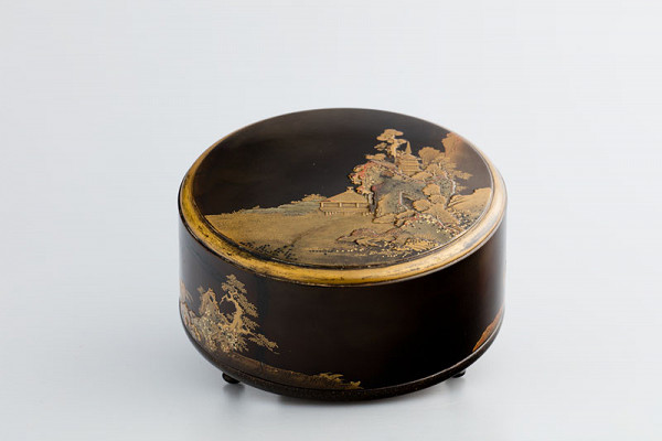 Anonymous artist - Three-footed circular box with inserted tray 