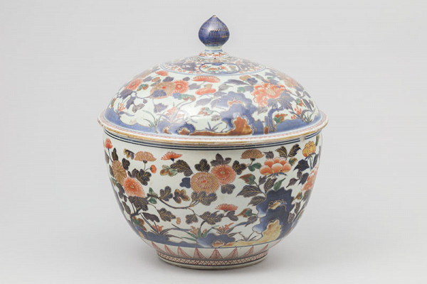 Anonymous artist - Lidded dish with floral design 