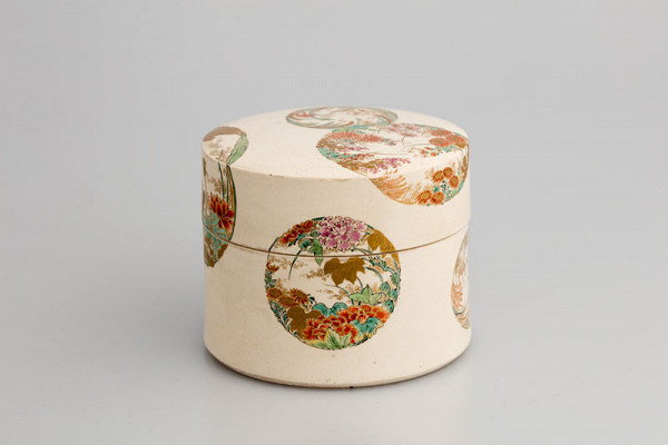 Anonymous artist - Powdered tea box decorated with round floral medallions 
