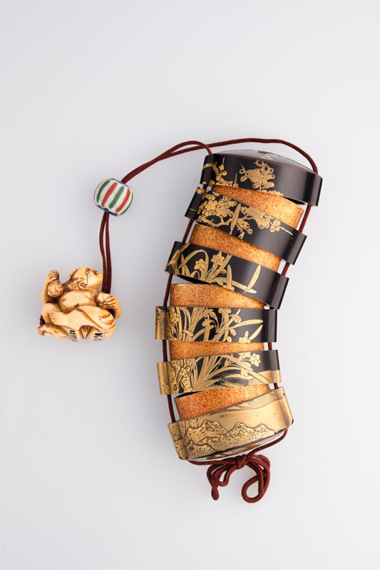 Anonym - Šestidílné inró s kosatci, skleněným odžime a slonovinovým necuke ve tvaru zápasníka sumó