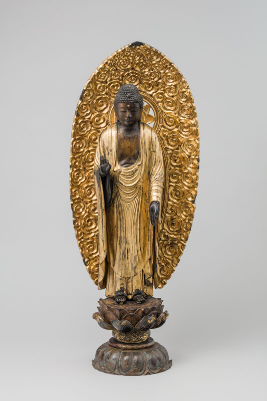 Anonym - Buddha Amida na lotosovém podstavci s velkou aureolou vyřezávanou obláčky